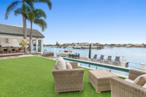 Amazing Canal House with Private Jetty, Gym & Pool